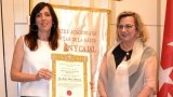Anna Jover, Directora de Gestió Social i Corporativa de l’Hospital Plató, rep la Medalla d'Or al Mèrit Humanitari