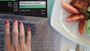 Sodexo obre la primera cafeteria hospitalària amb sistema braille al seu menú de Xile